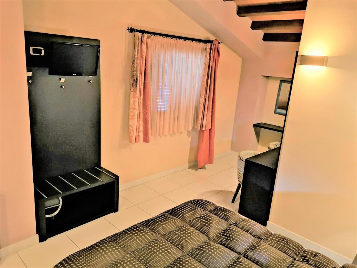 - Il Cavalluccio Marino Fronte Mare Bed & Breakfast Acireale