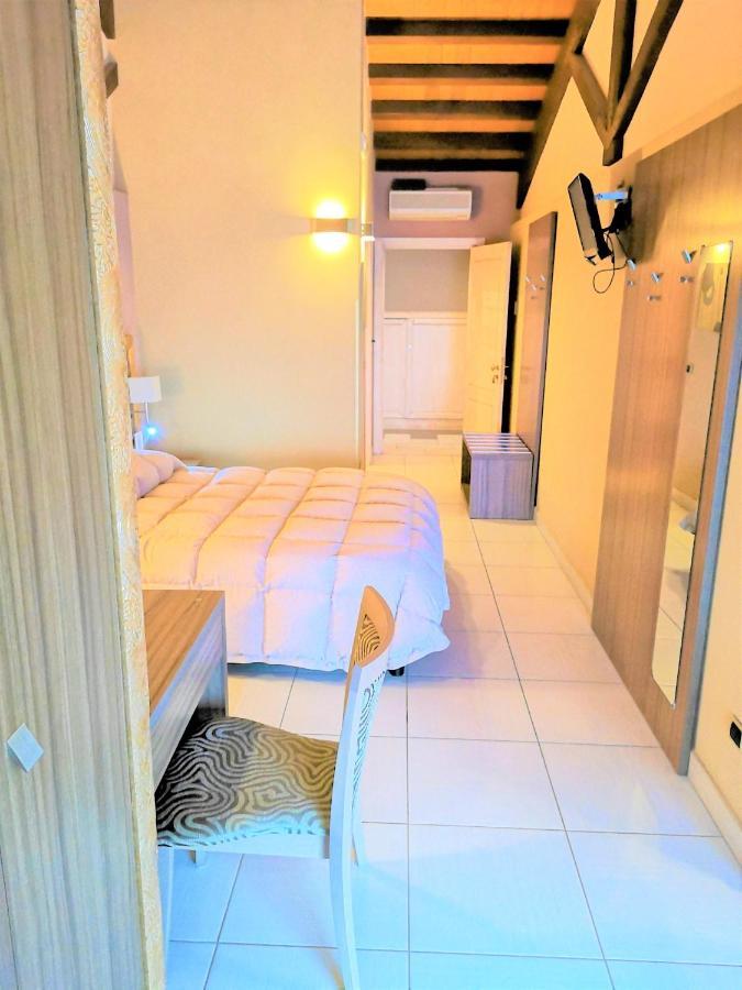 - Il Cavalluccio Marino Fronte Mare Bed & Breakfast Acireale