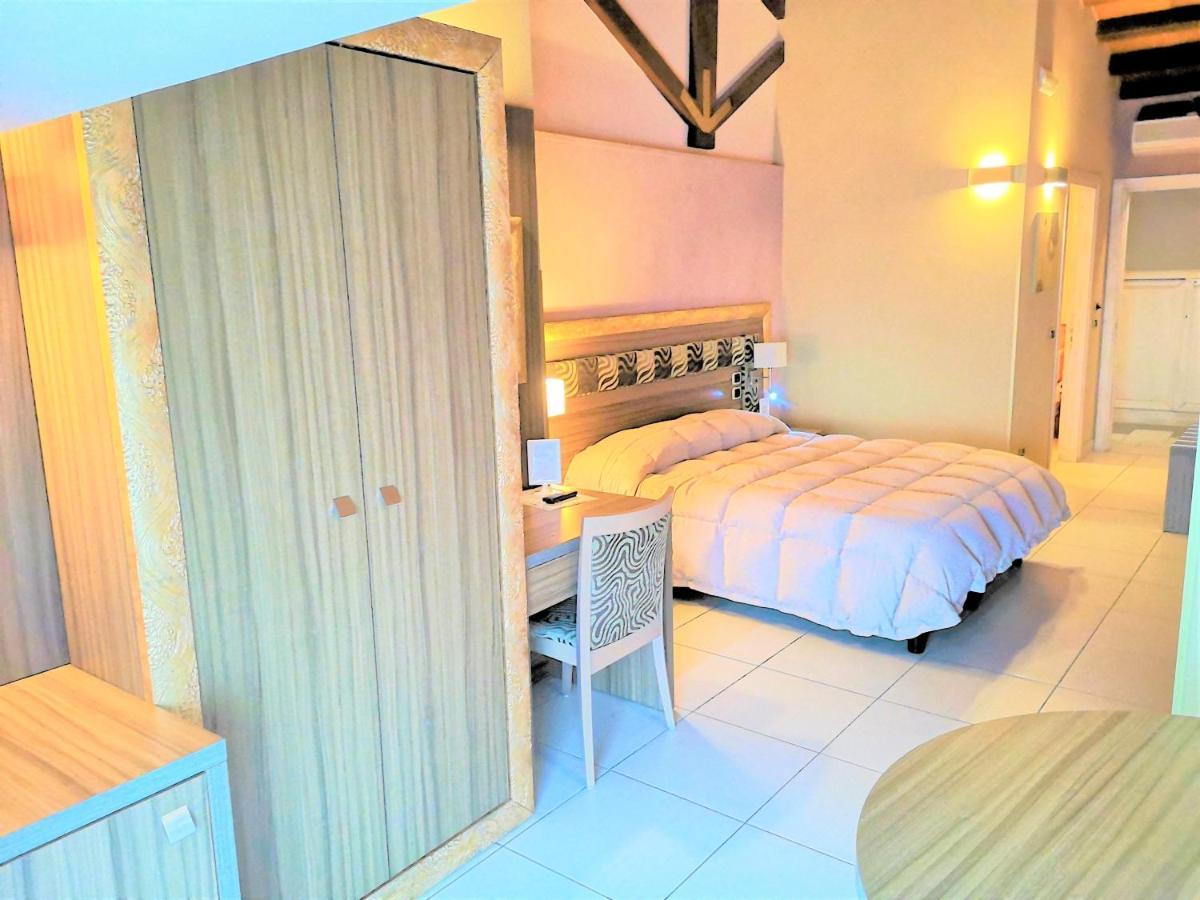 - Il Cavalluccio Marino Fronte Mare Bed & Breakfast Acireale